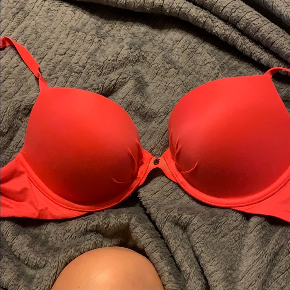 Victoria’s Secret 32D Fabulous push up